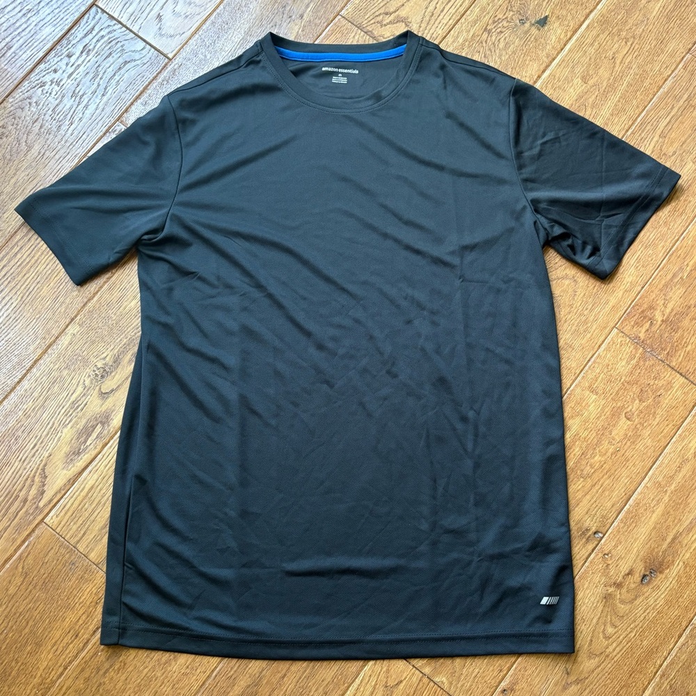 Amazon Essentials Men's Performance T-Shirt - Medium